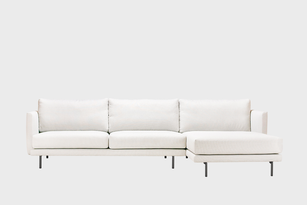 Oikea kätinen Lazy-divaani kitin värisellä Soft-kankaalla ja metallijalalla.