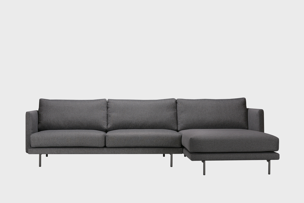 Oikea kätinen Lazy-divaani tummanharmaalla Soft-kankaalla ja metallijalalla.