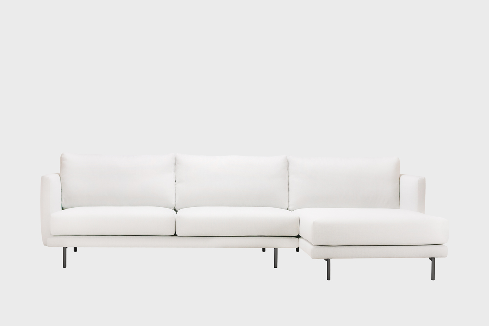 Oikea kätinen Lazy-divaani luonnonvalkoisella Soft-kankaalla ja metallijalalla.
