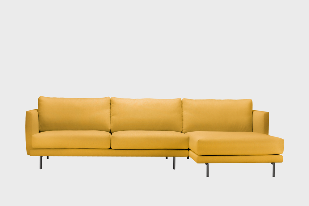 Oikea kätinen Lazy-divaani okran värisellä Soft-kankaalla ja metallijalalla.