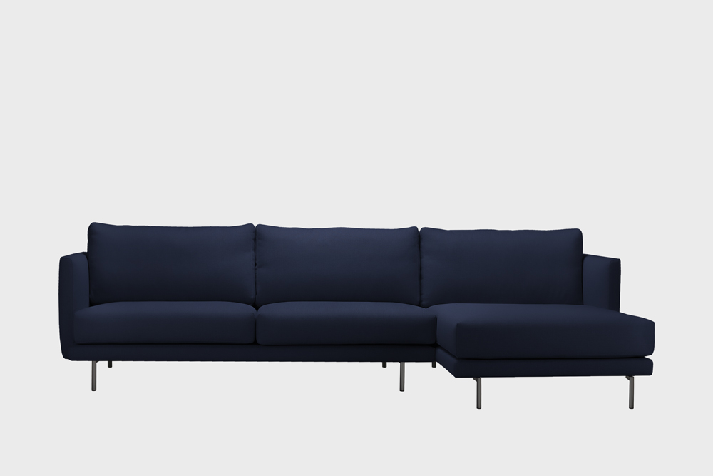 Oikea kätinen Lazy-divaani tummansinisellä Soft-kankaalla ja metallijalalla.