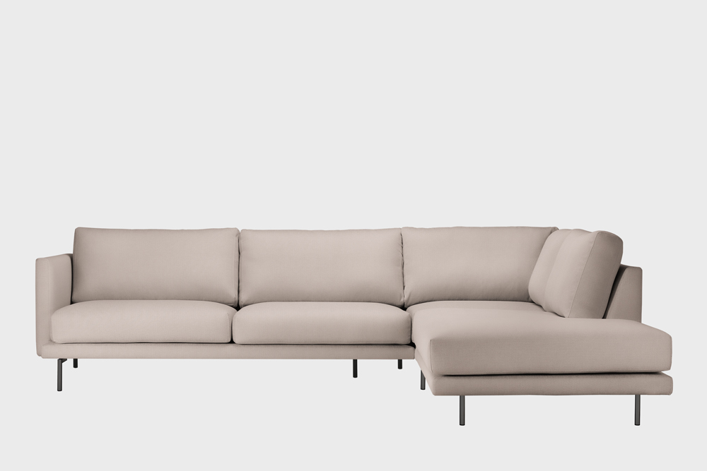 Oikea kätinen Lazy-kulmasohva laten värisellä Soft-kankaalla ja metallijalalla.
