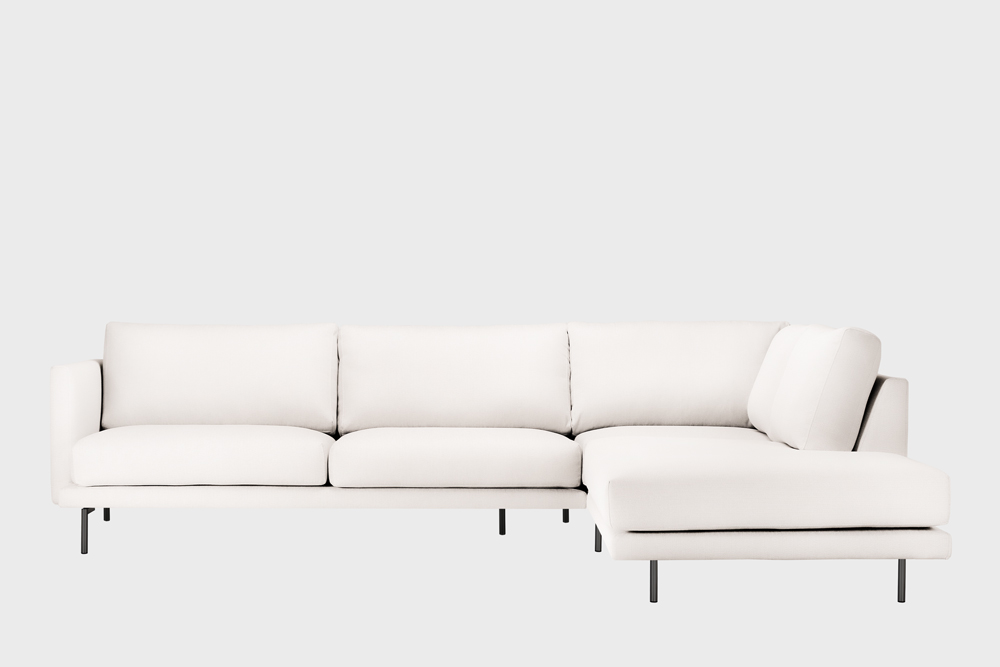 Oikea kätinen Lazy-kulmasohva luonnonvalkoisella Soft-kankaalla ja metallijalalla.