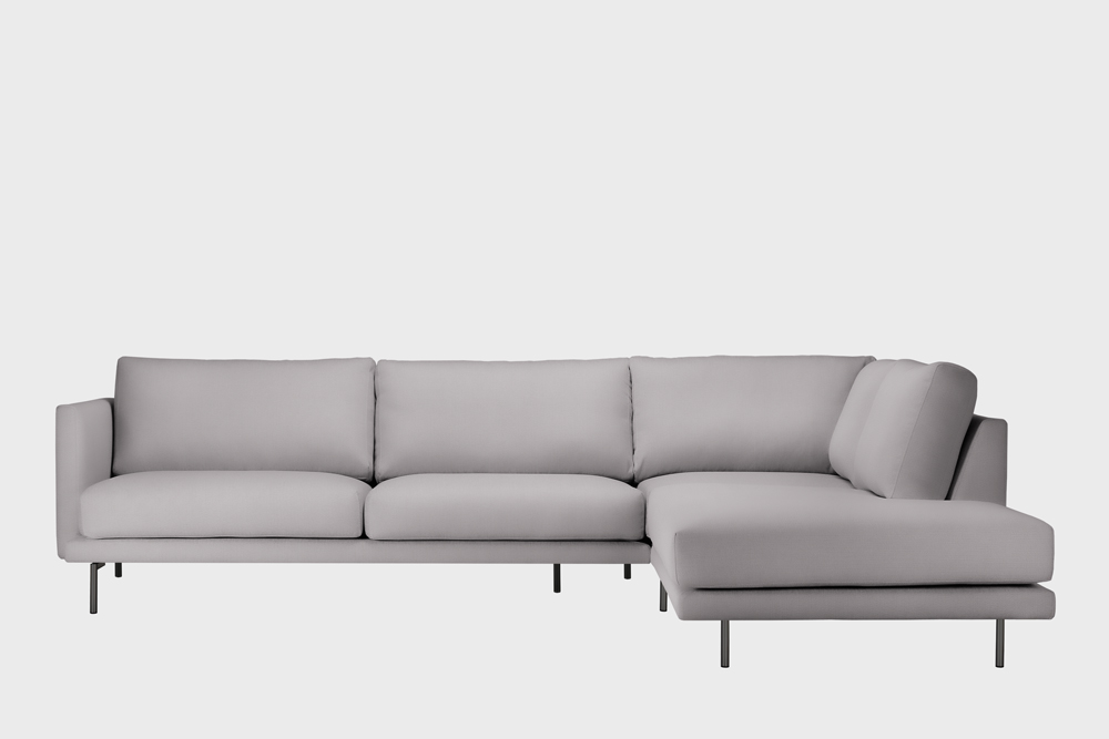 Oikea kätinen Lazy-kulmasohva vaaleanharmaalla Soft-kankaalla ja metallijalalla.