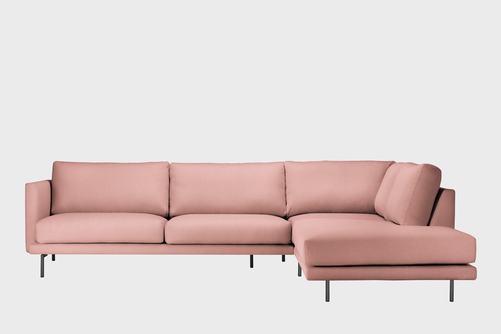 Oikea kätinen Lazy-kulmasohva vaaleanpunaisella Soft-kankaalla ja metallijalalla.