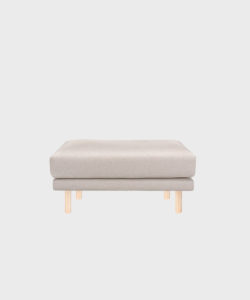 Cosy Pocket -rahi hiekan värisellä Florist-kankaalla ja koivujalalla.