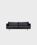 Kolmenistuttava Lazy Fine Leather -nahkasohva mustalla nahalla ja metallijaloilla.