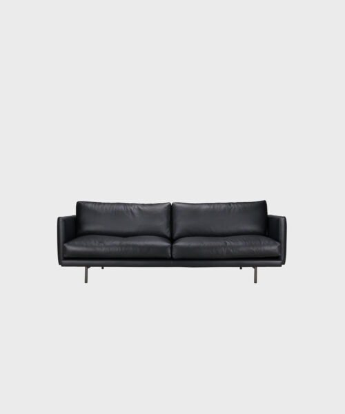 Kolmenistuttava Lazy Fine Leather -nahkasohva mustalla nahalla ja metallijaloilla.