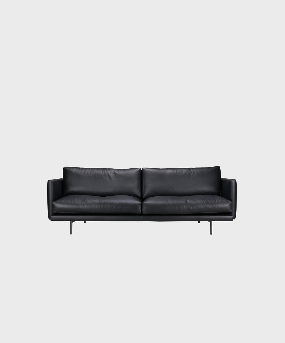Kolmenistuttava Lazy Fine Leather -nahkasohva mustalla nahalla ja metallijaloilla.