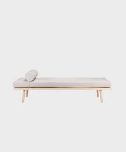Nap-daybed hiekan värisellä Florist-kankaalla ja koivurungolla.
