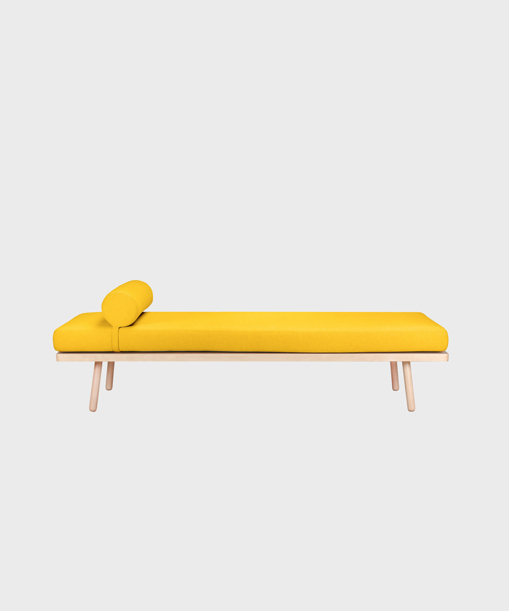 Nap-daybed sahramin värisellä Hallingdal-kankaalla ja koivurungolla.