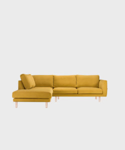 Vasenkätinen Cosy Pocket -kulmasohva okran värisellä Soft-kankaalla ja koivujalalla.