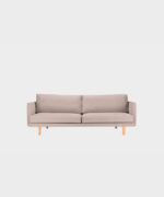 Hakola Lazy Classic -sohva laten värillä Soft-kankaalla ja koivujaloilla