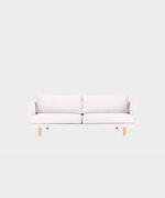 Hakola Lazy Classic -sohva luonnonvalkoisella Soft-kankaalla ja koivujaloilla
