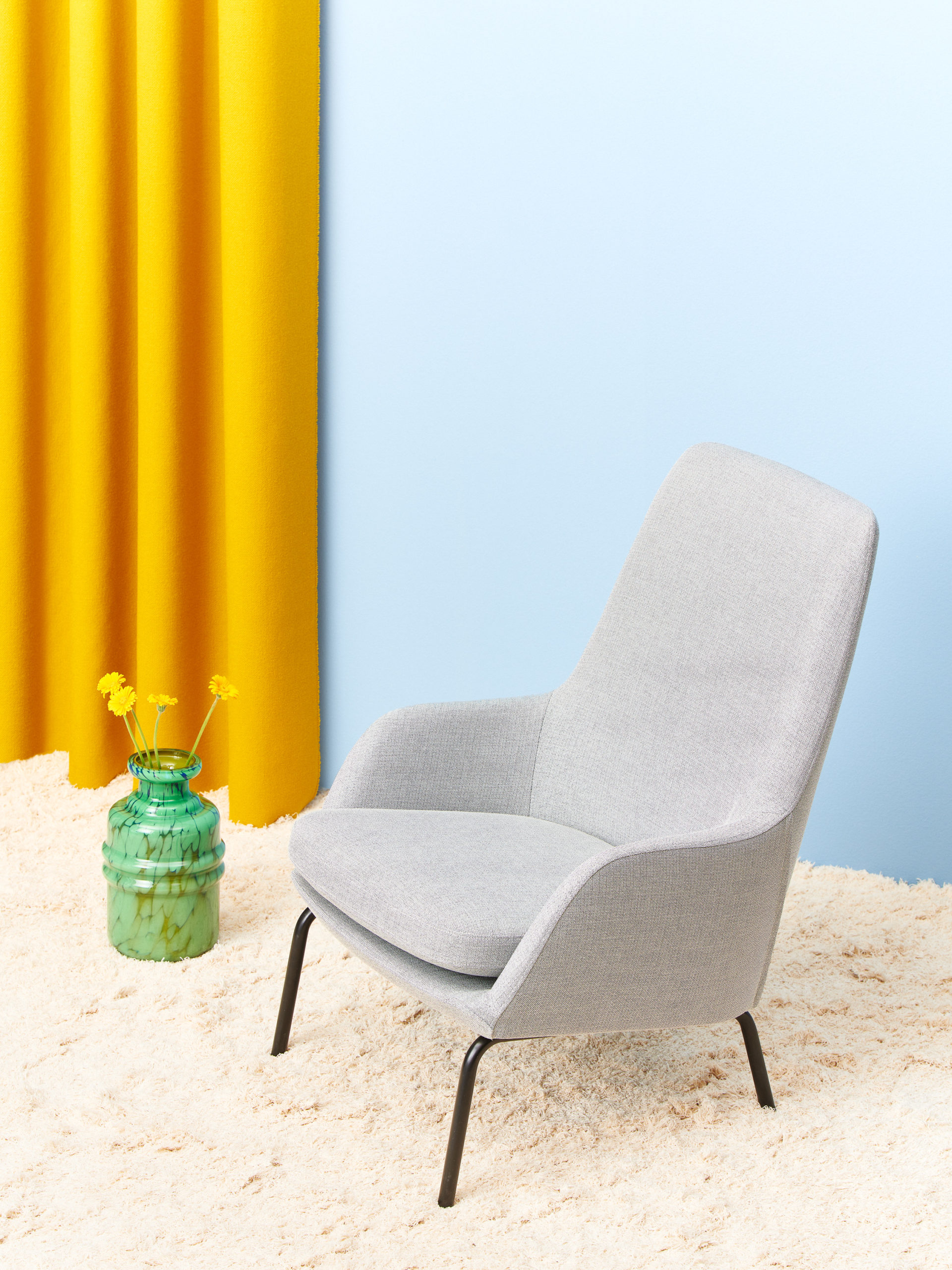 Hakola Day Classic -nojatuoli vaaleanharmaalla Florist-kankaalla ja mustilla metallijaloilla