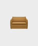 Filippa-loveseat okranvärisellä Florist-kankaalla