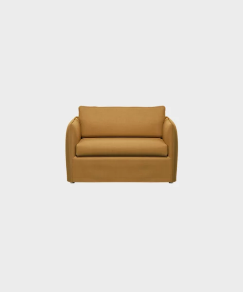 Filippa-loveseat okranvärisellä Florist-kankaalla