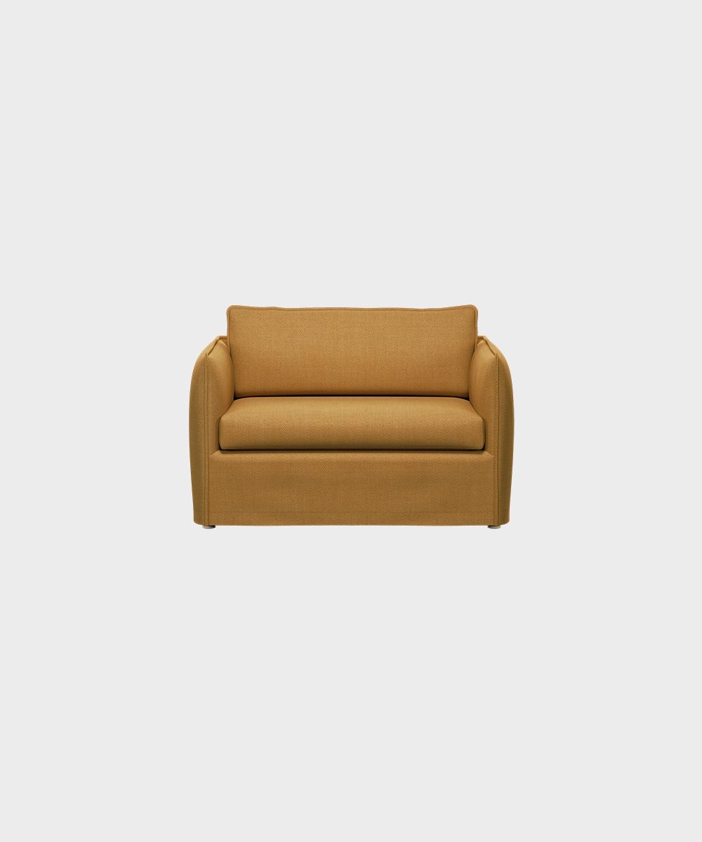 Filippa-loveseat okranvärisellä Florist-kankaalla